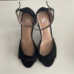 JG Classic Strappy Black Suede Feel Sandal with Knot Toe Strap Detail size 10